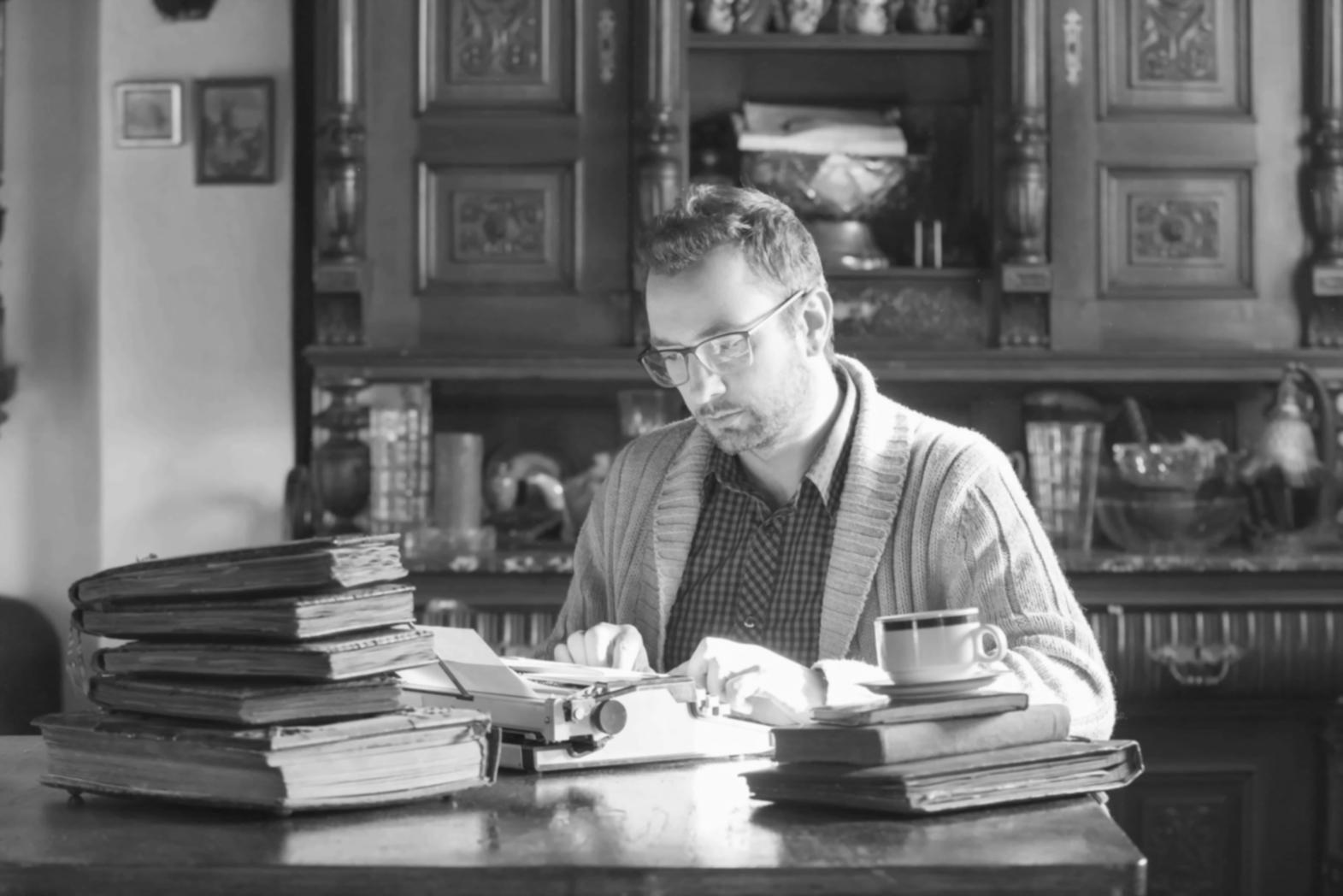 Teilnehmer arbeiten konzentriert an Webdesign-Projekten in modernem Lernraum