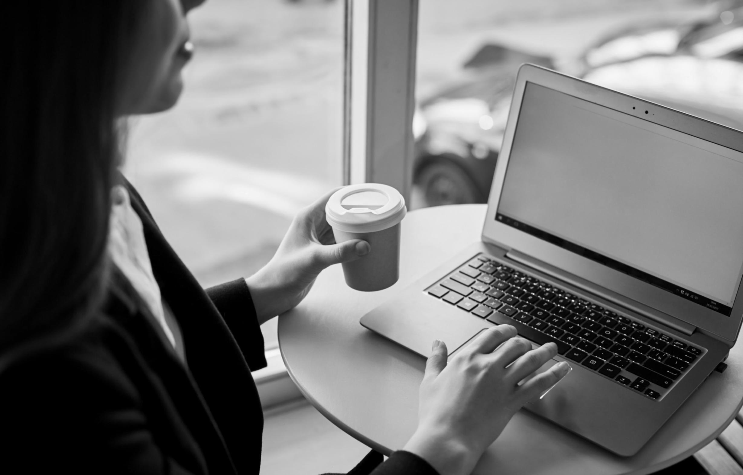 Professionelle Webdesign-Software auf modernem Arbeitsplatz